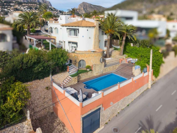 4223CAL Gerenoveerde villa met zeezicht en goed verhuurpotentieel te koop vlak bij het centrum van Calpe