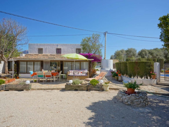 C3XY4395JAV Traditionele villa op vlak grondstuk te koop in Jávea