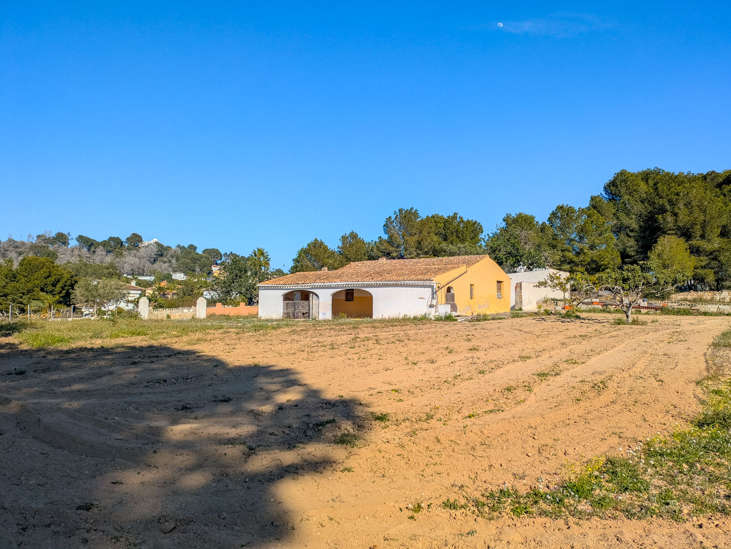 4628JAV Traditionele finca met bijhorende grondstukken te koop in Pinosol-Las Laderas, Jávea