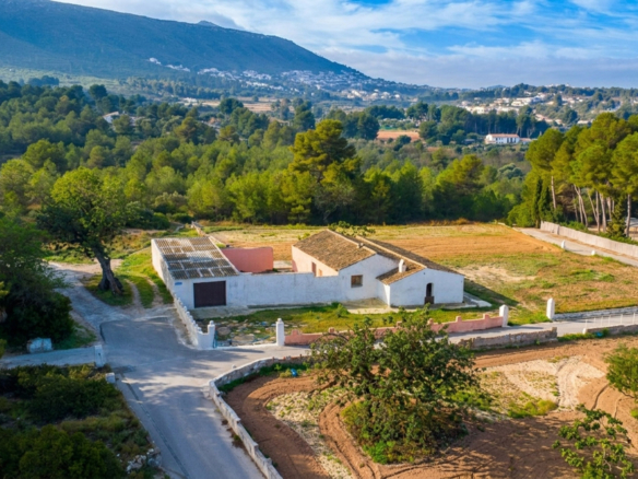 4628JAV Traditionele finca met bijhorende grondstukken te koop in Pinosol-Las Laderas, Jávea