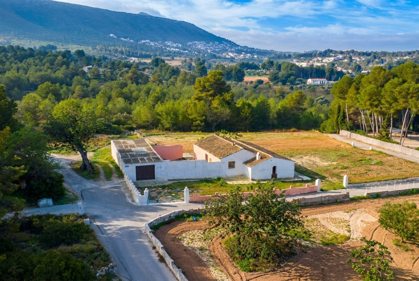 4628JAV Traditionele finca met bijhorende grondstukken te koop in Pinosol-Las Laderas, Jávea