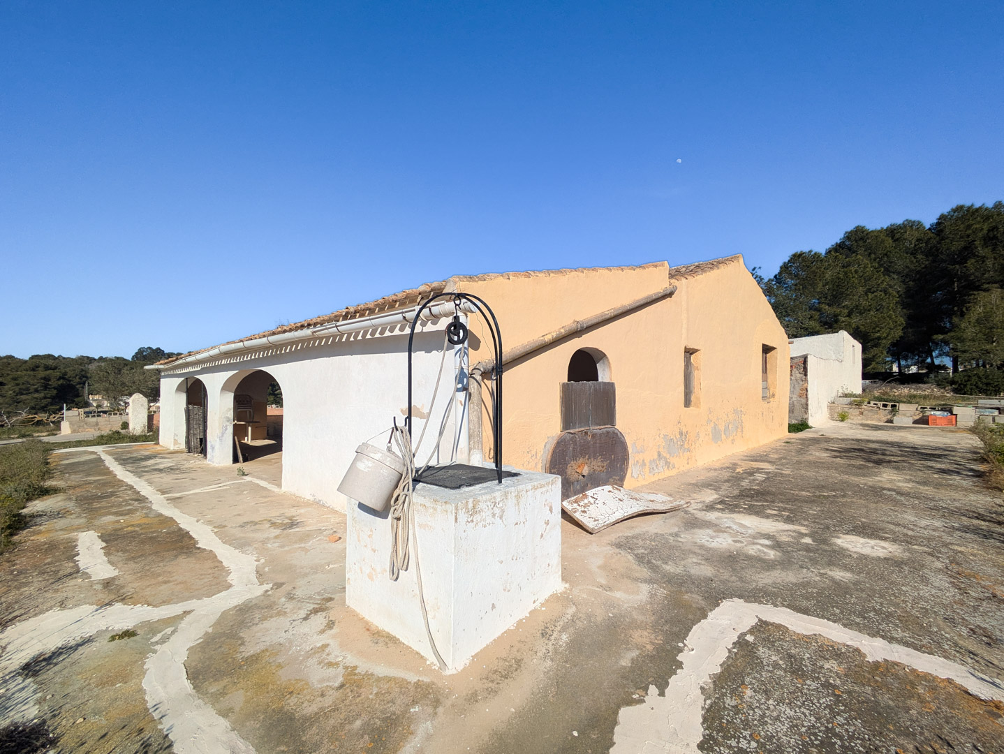 4628JAV Traditionele finca met bijhorende grondstukken te koop in Pinosol-Las Laderas, Jávea