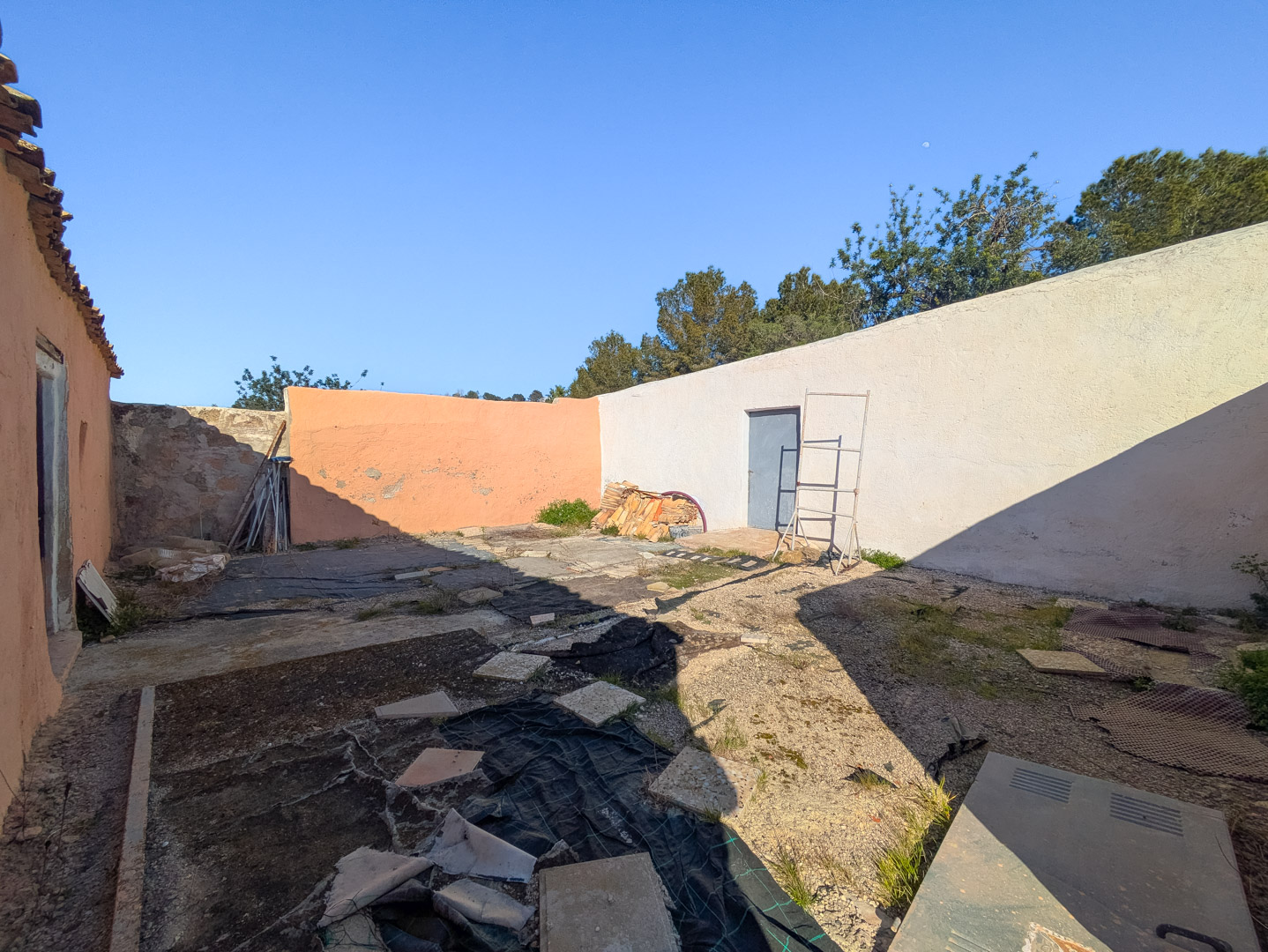 4628JAV Traditionele finca met bijhorende grondstukken te koop in Pinosol-Las Laderas, Jávea