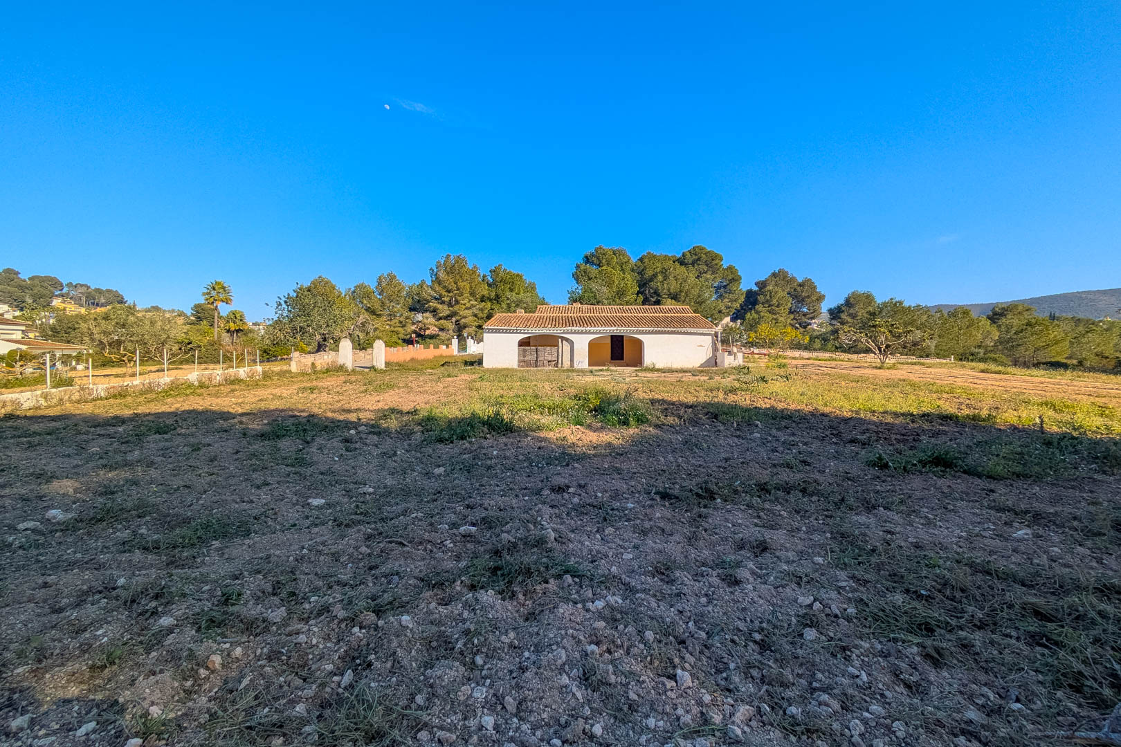 4628JAV Traditionele finca met bijhorende grondstukken te koop in Pinosol-Las Laderas, Jávea