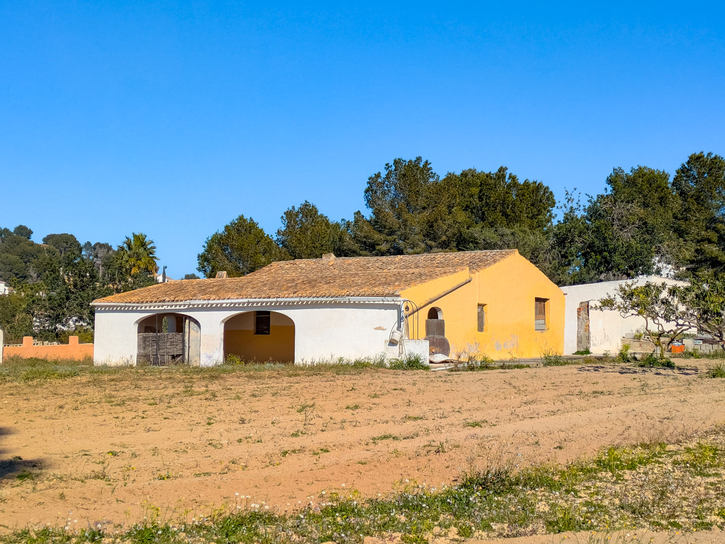 4628JAV Traditionele finca met bijhorende grondstukken te koop in Pinosol-Las Laderas, Jávea