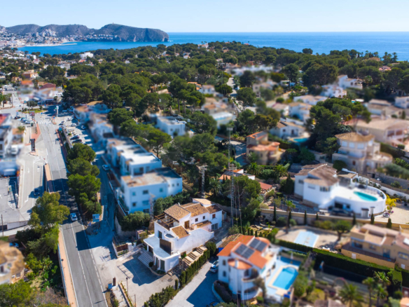 C4XY4636BEN Ruim commercieel pand met woning te koop in Moraira-Benissa