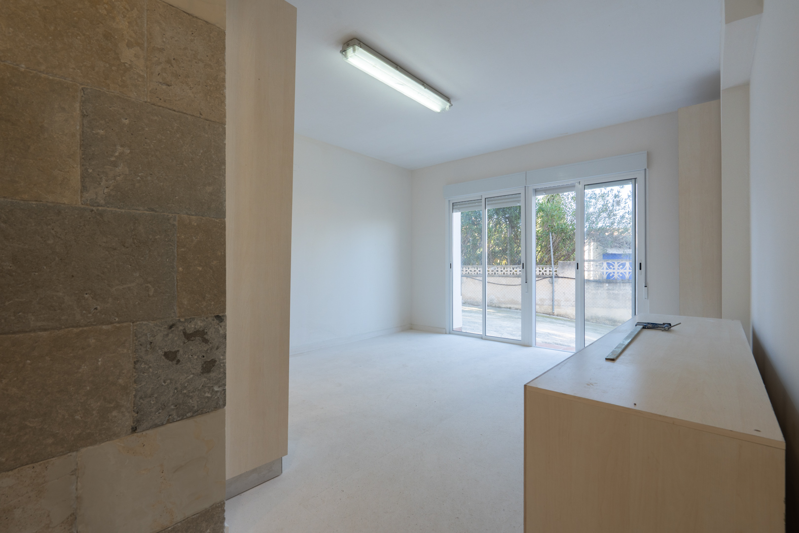 4636BEN_052 C4XY4636BEN Ruim commercieel pand met woning te koop in Moraira-Benissa