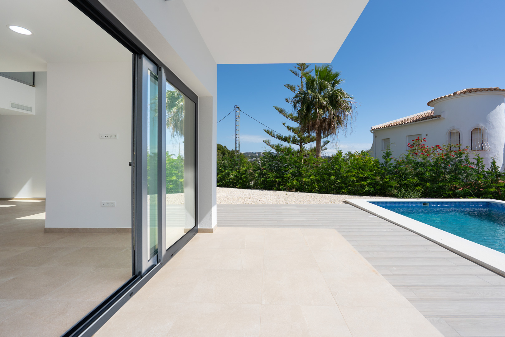 4644BEN Nieuwbouw villa met zeezicht op vlak grondstuk van 1715 m2 te koop in La Fustera, Benissa