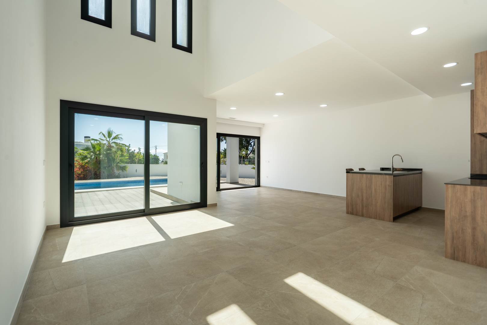 4644BEN Nieuwbouw villa met zeezicht op vlak grondstuk van 1715 m2 te koop in La Fustera, Benissa