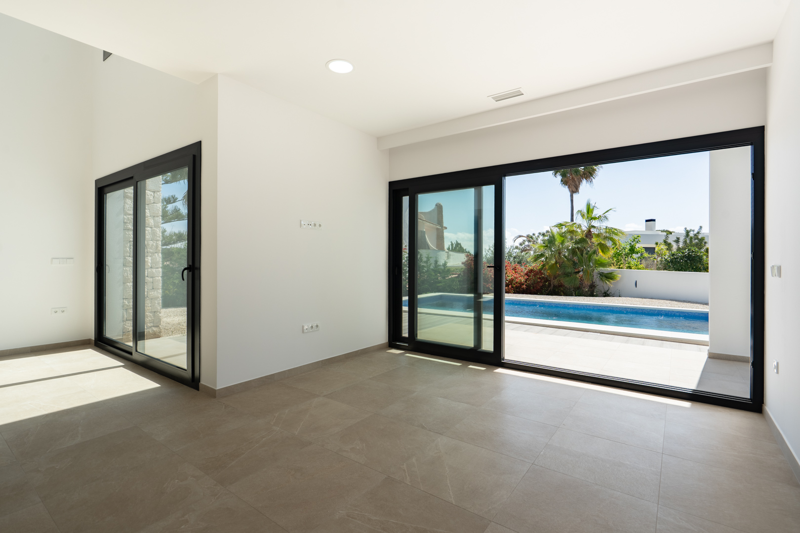 4644BEN Nieuwbouw villa met zeezicht op vlak grondstuk van 1715 m2 te koop in La Fustera, Benissa