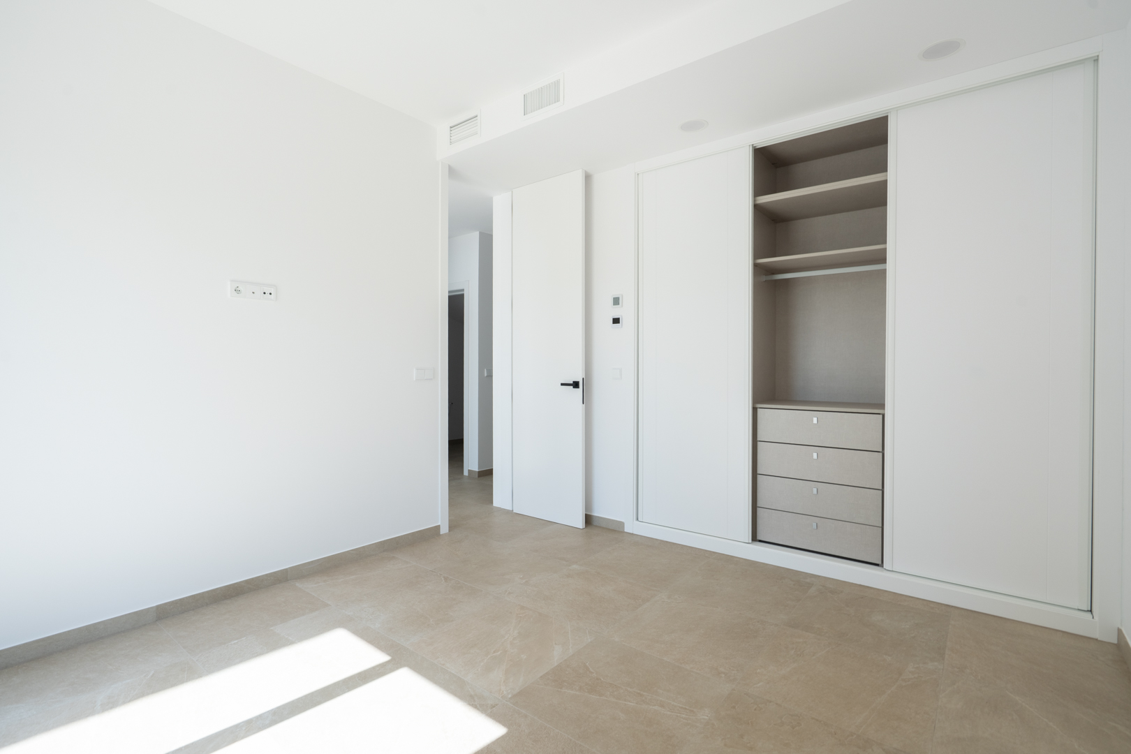 4644BEN Nieuwbouw villa met zeezicht op vlak grondstuk van 1715 m2 te koop in La Fustera, Benissa