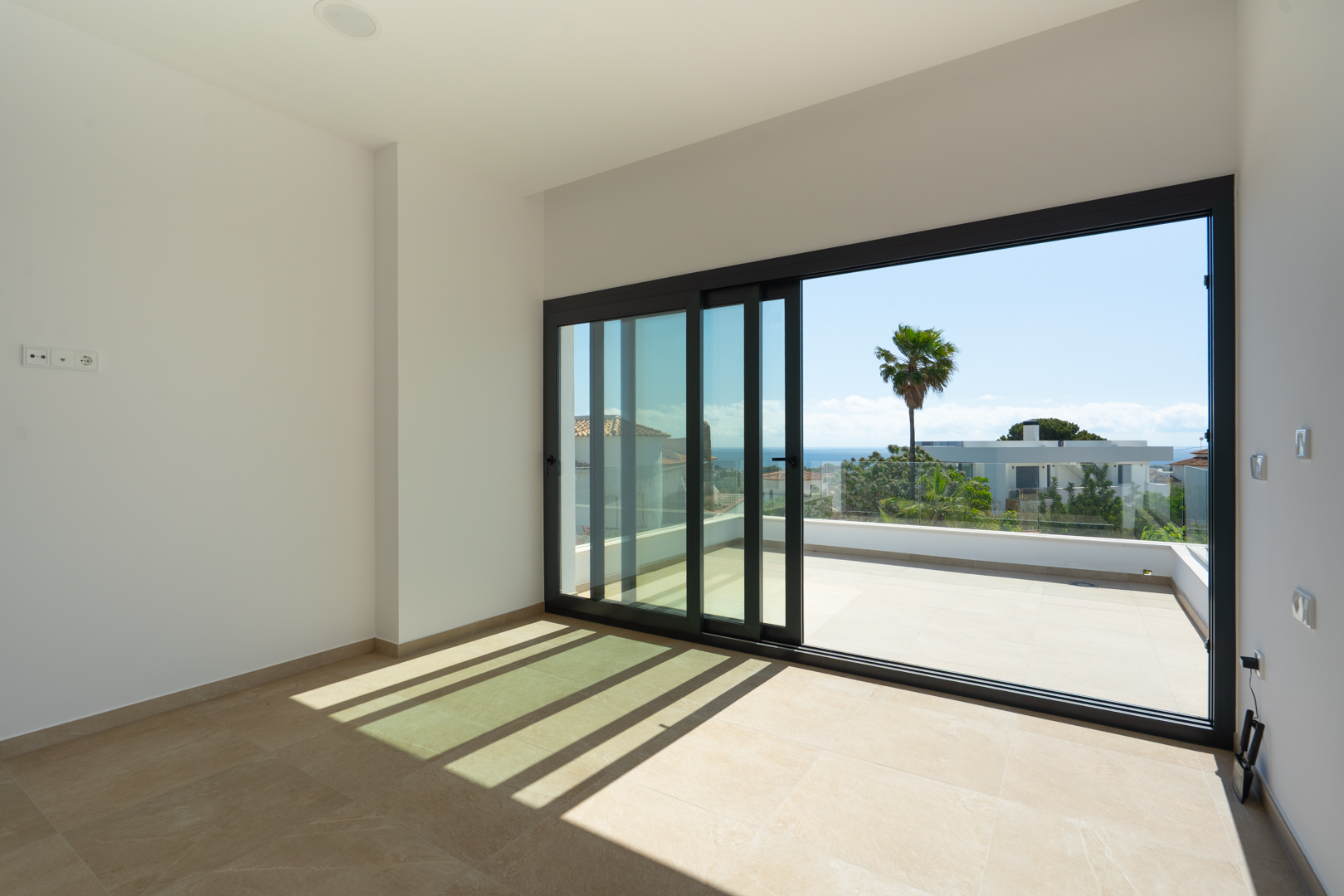 4644BEN Nieuwbouw villa met zeezicht op vlak grondstuk van 1715 m2 te koop in La Fustera, Benissa