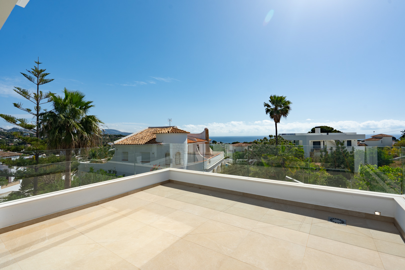 4644BEN Nieuwbouw villa met zeezicht op vlak grondstuk van 1715 m2 te koop in La Fustera, Benissa