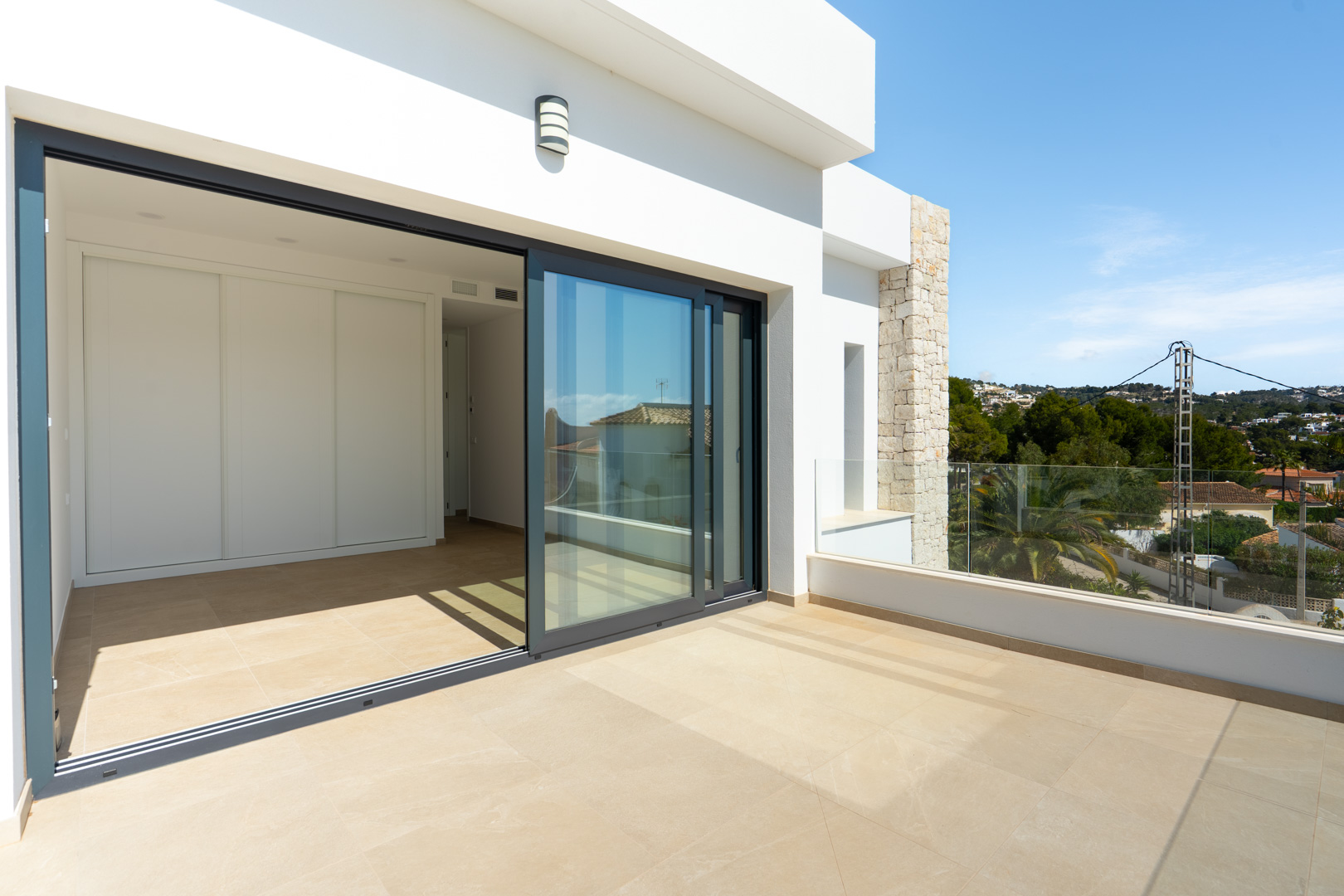 4644BEN Nieuwbouw villa met zeezicht op vlak grondstuk van 1715 m2 te koop in La Fustera, Benissa