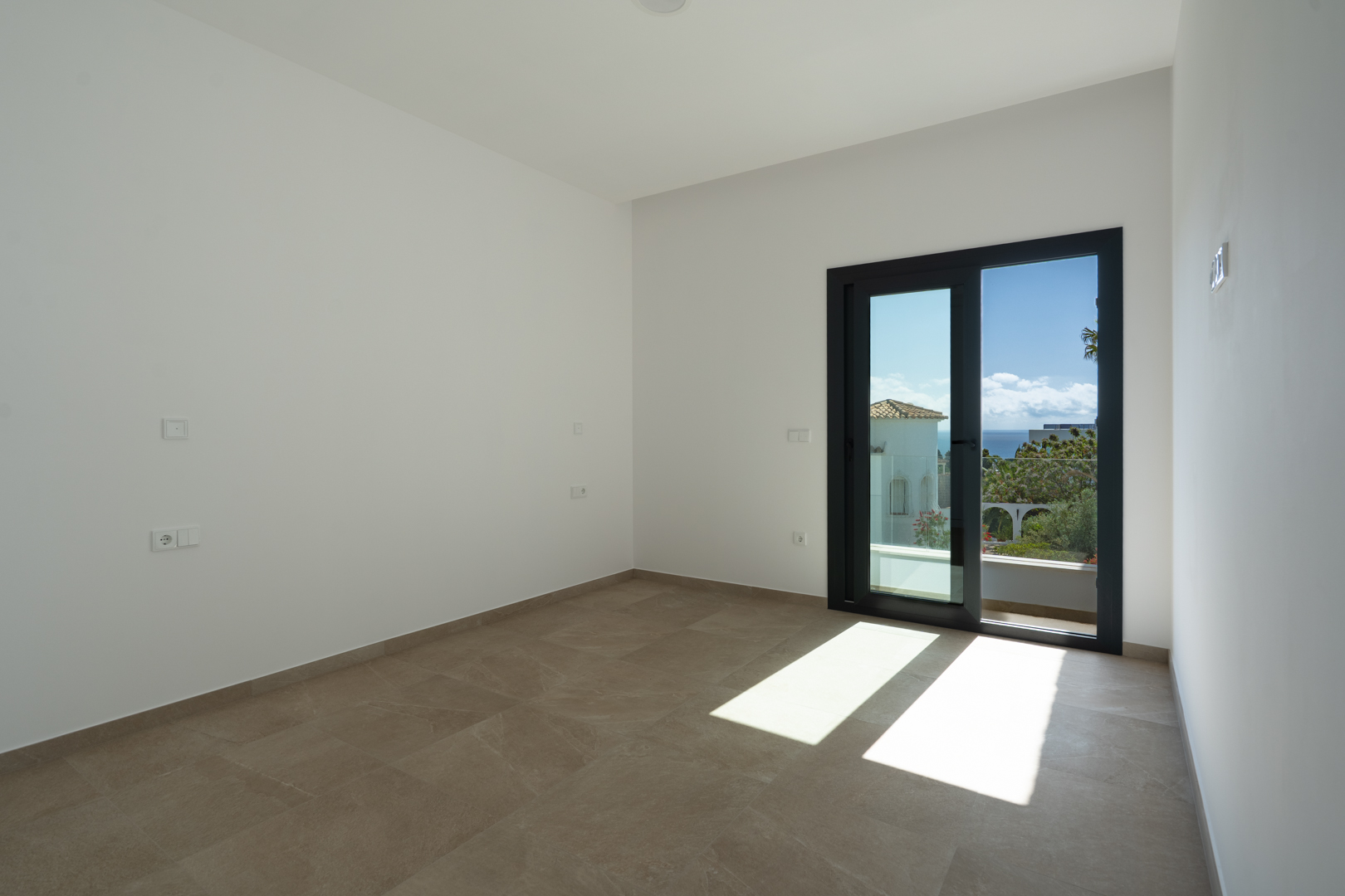 4644BEN Nieuwbouw villa met zeezicht op vlak grondstuk van 1715 m2 te koop in La Fustera, Benissa