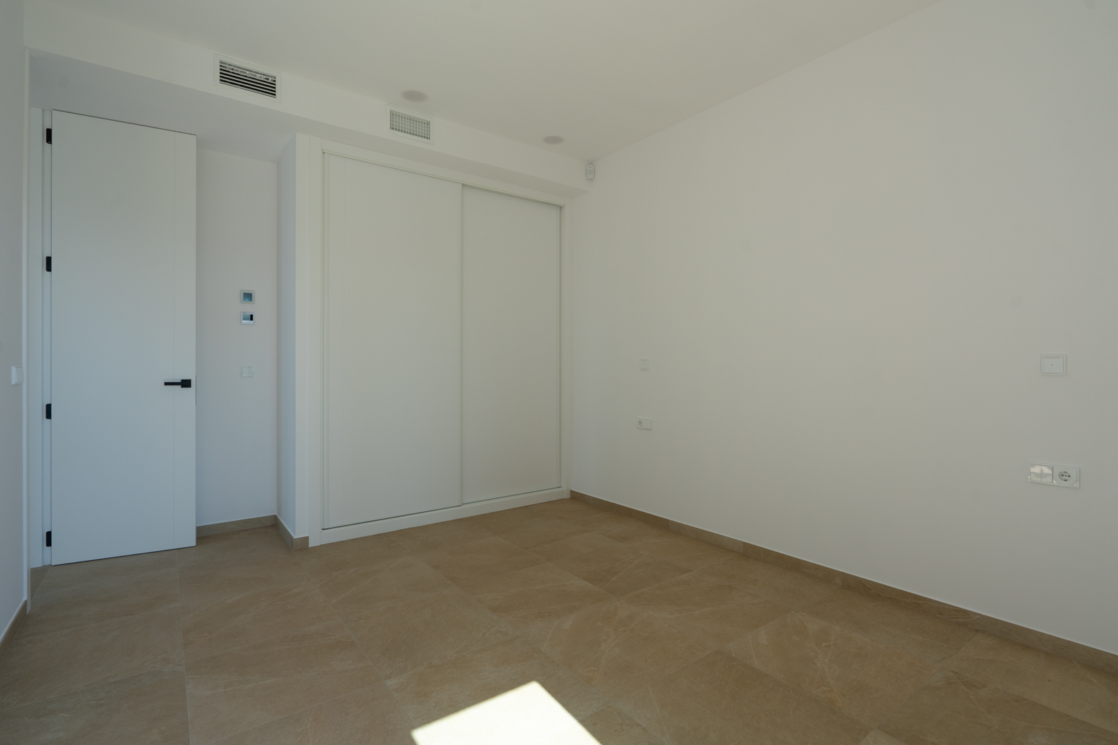4644BEN Nieuwbouw villa met zeezicht op vlak grondstuk van 1715 m2 te koop in La Fustera, Benissa