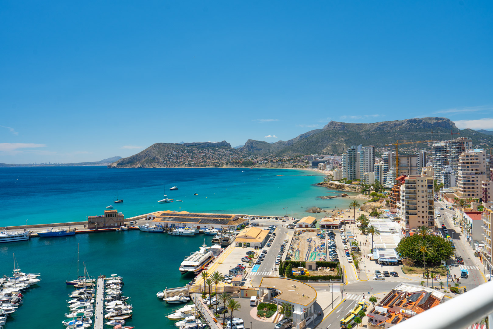 C4XY45657CAL Twee aangrenzende eerstelijns penthouses met panoramisch zeezicht en mogelijkheid tot unificatie te koop in Calpe