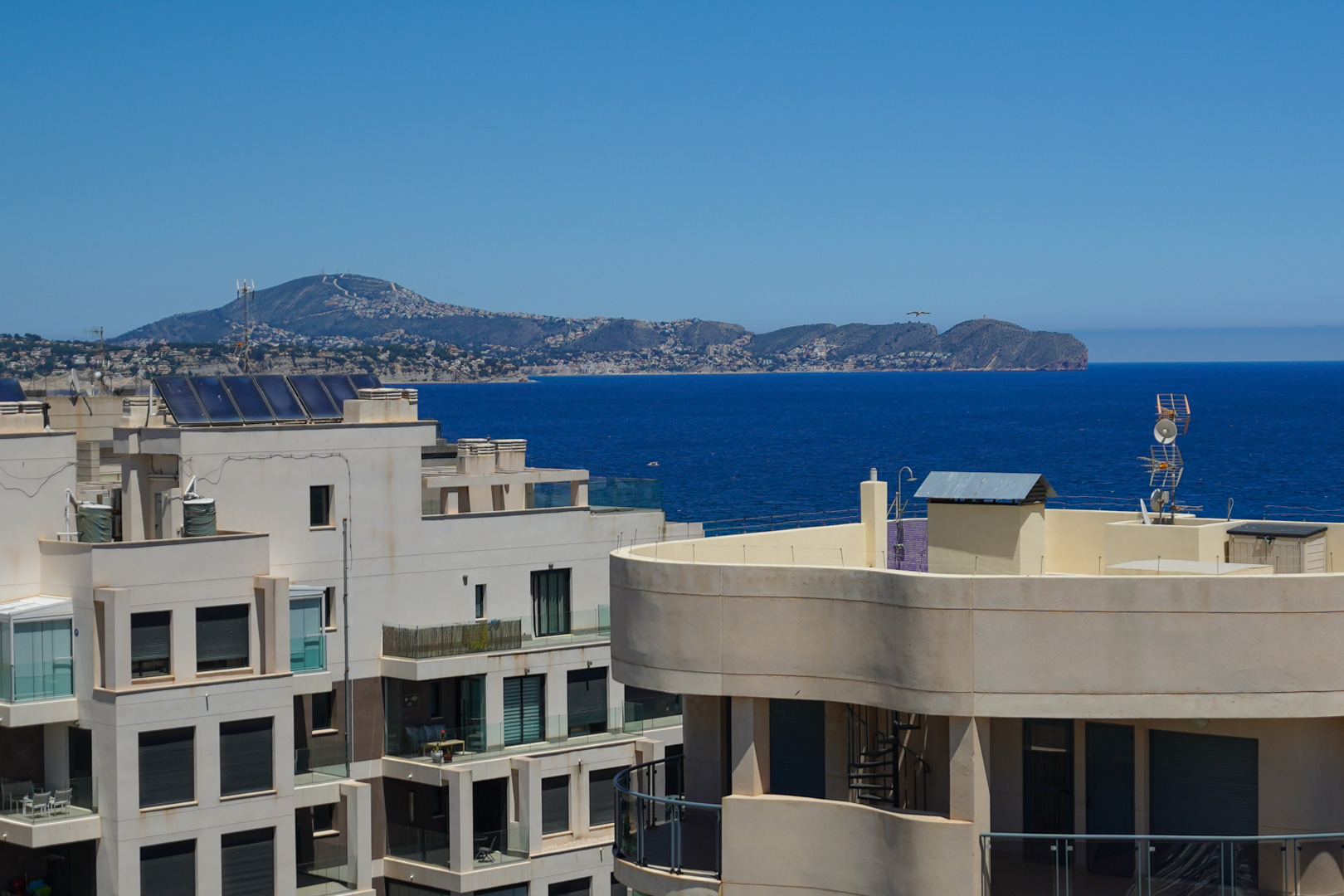 C4XY45657CAL Twee aangrenzende eerstelijns penthouses met panoramisch zeezicht en mogelijkheid tot unificatie te koop in Calpe