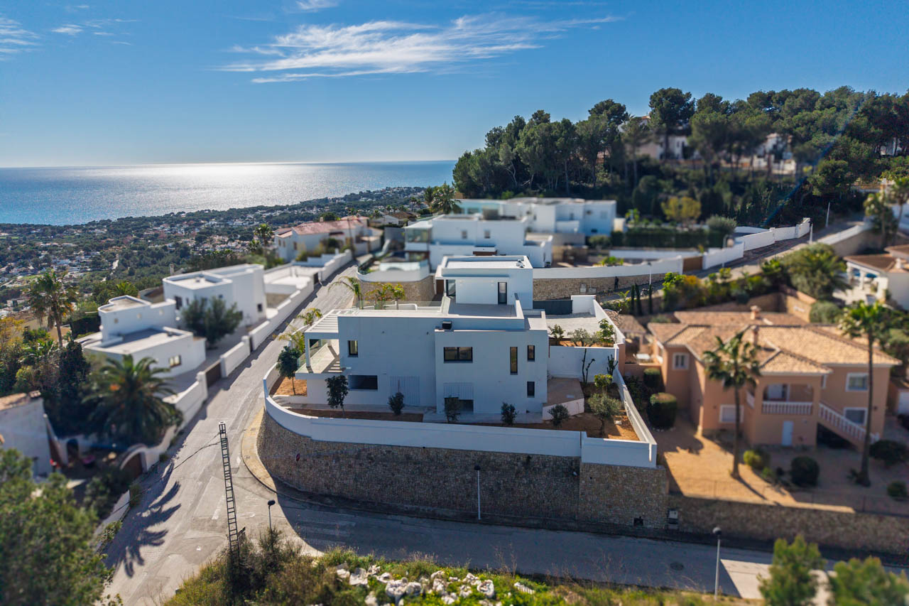 8248MOR Moderne nieuwbouwvilla met panoramisch zeezicht en groot terras, te koop in Moraira.