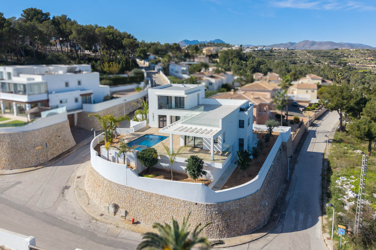 8248MOR Moderne nieuwbouwvilla met panoramisch zeezicht en groot terras, te koop in Moraira.