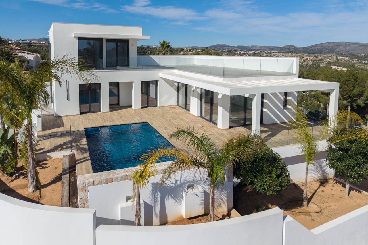 8248MOR Moderne nieuwbouwvilla met panoramisch zeezicht en groot terras, te koop in Moraira.