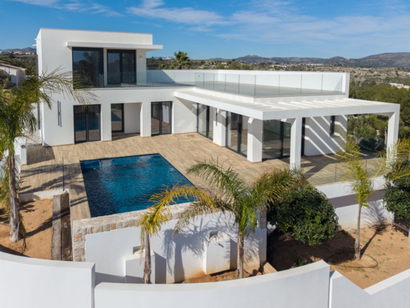 8248MOR Moderne nieuwbouwvilla met panoramisch zeezicht en groot terras, te koop in Moraira.
