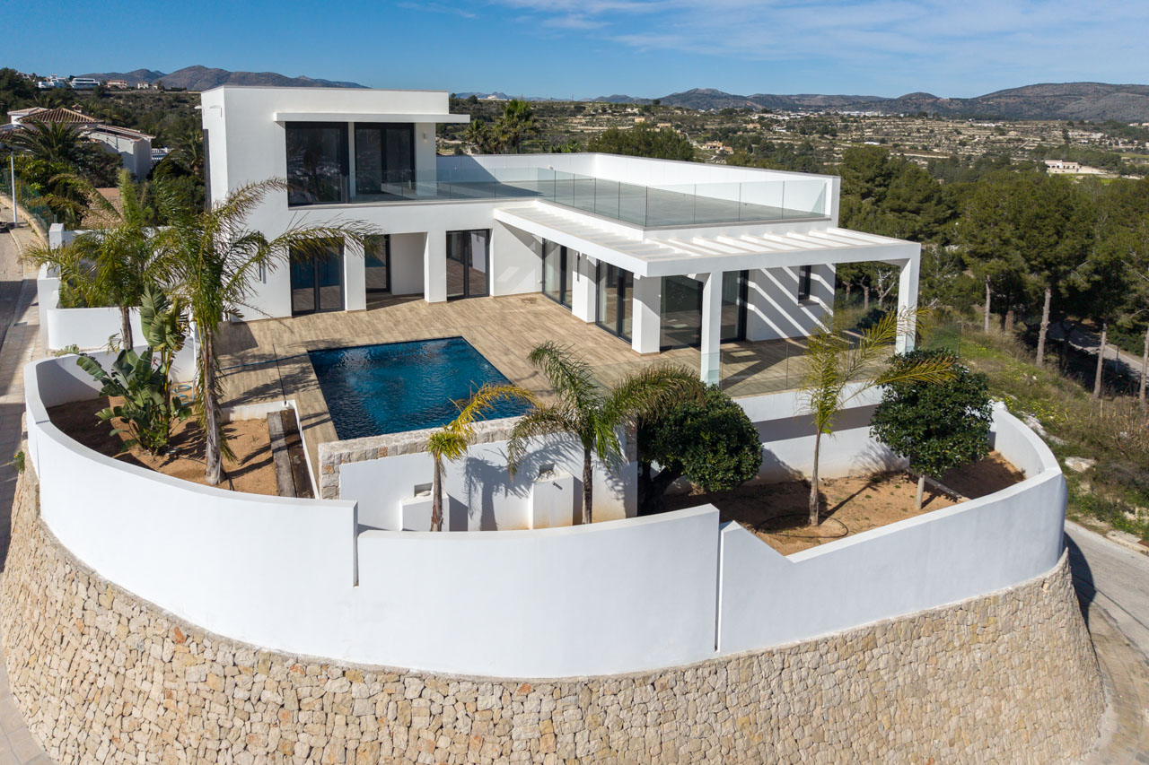 8248MOR Moderne nieuwbouwvilla met panoramisch zeezicht en groot terras, te koop in Moraira.