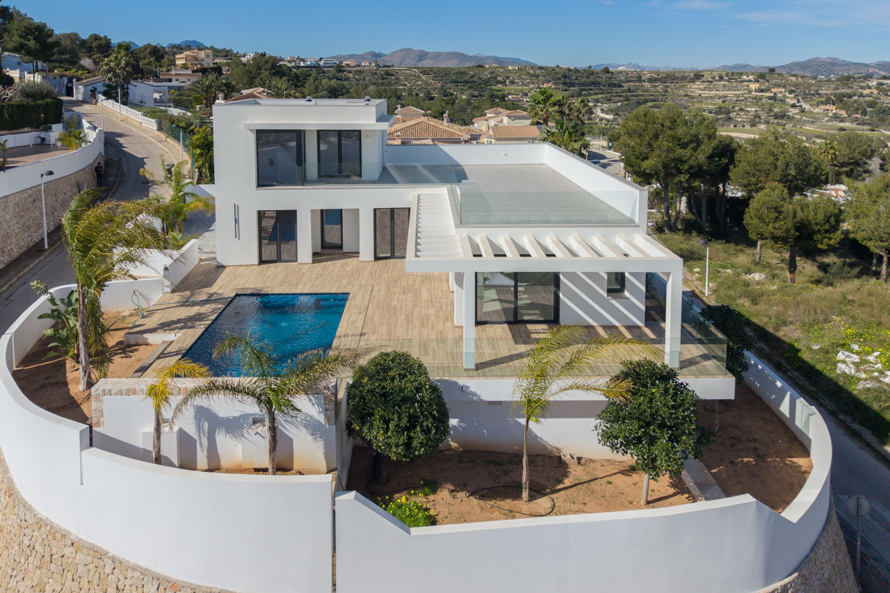 8248MOR Moderne nieuwbouwvilla met panoramisch zeezicht en groot terras, te koop in Moraira.