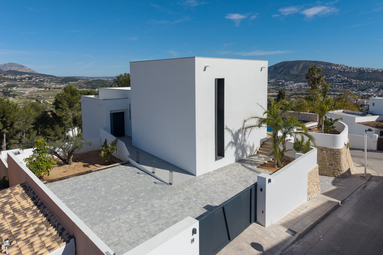 8248MOR Moderne nieuwbouwvilla met panoramisch zeezicht en groot terras, te koop in Moraira.