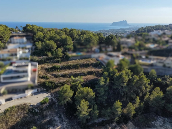 8303MOR Stedelijk perceel met open uitzicht op de bergen en gedeeltelijk uitzicht op de zee, te koop in Moraira.