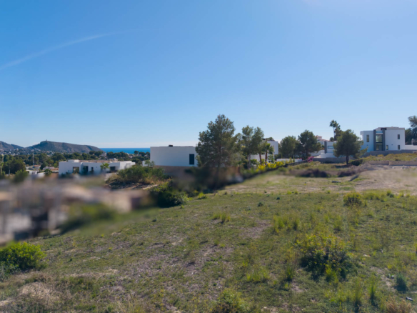 8306MOR Vlak stedelijk perceel met open uitzicht op de vallei en gedeeltelijk uitzicht op zee te koop in Moraira.