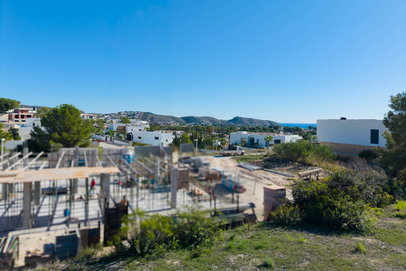 default 8306MOR Vlak stedelijk perceel met open uitzicht op de vallei en gedeeltelijk uitzicht op zee te koop in Moraira.