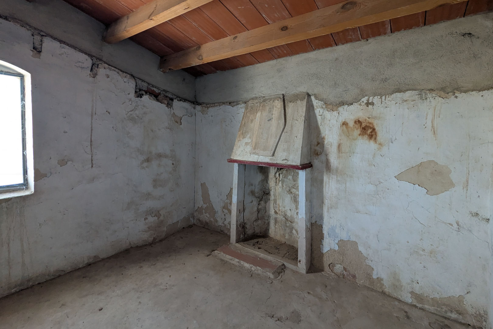 8307TEL Rustieke halfvrijstaande woning, te renoveren, met groot perceel te koop in Teulada.