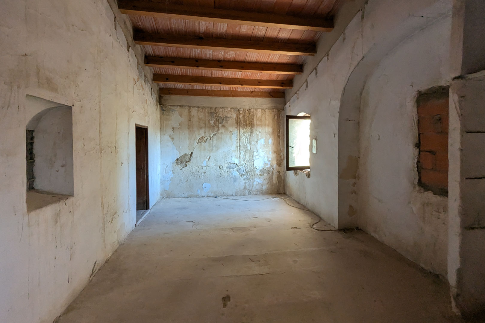 8307TEL Rustieke halfvrijstaande woning, te renoveren, met groot perceel te koop in Teulada.