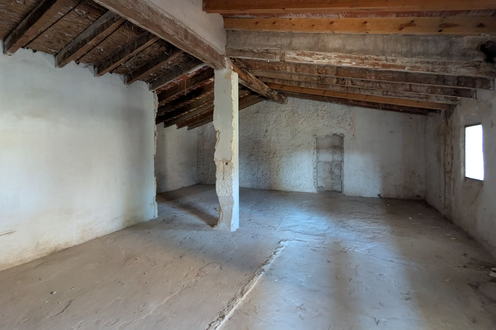 8307TEL Rustieke halfvrijstaande woning, te renoveren, met groot perceel te koop in Teulada.