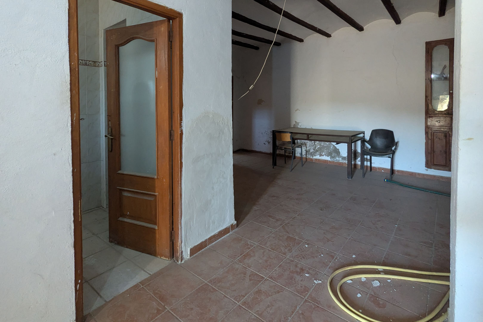 8307TEL Rustieke halfvrijstaande woning, te renoveren, met groot perceel te koop in Teulada.