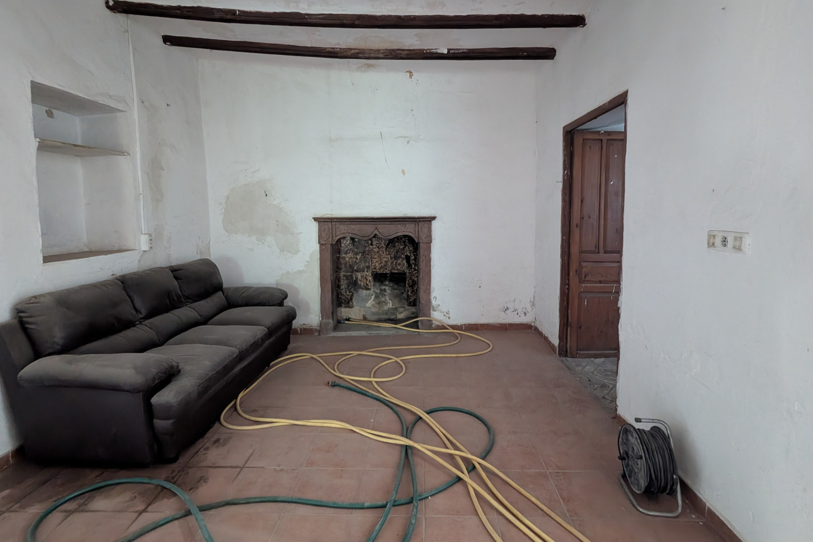 8307TEL Rustieke halfvrijstaande woning, te renoveren, met groot perceel te koop in Teulada.