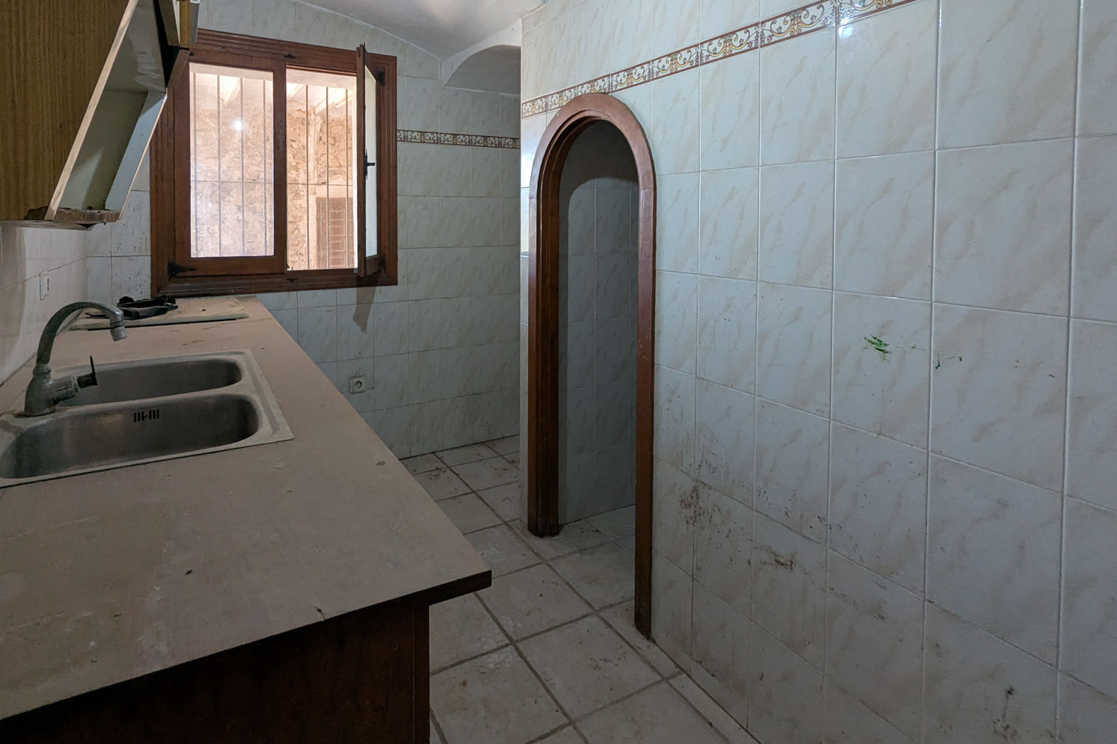 8307TEL Rustieke halfvrijstaande woning, te renoveren, met groot perceel te koop in Teulada.