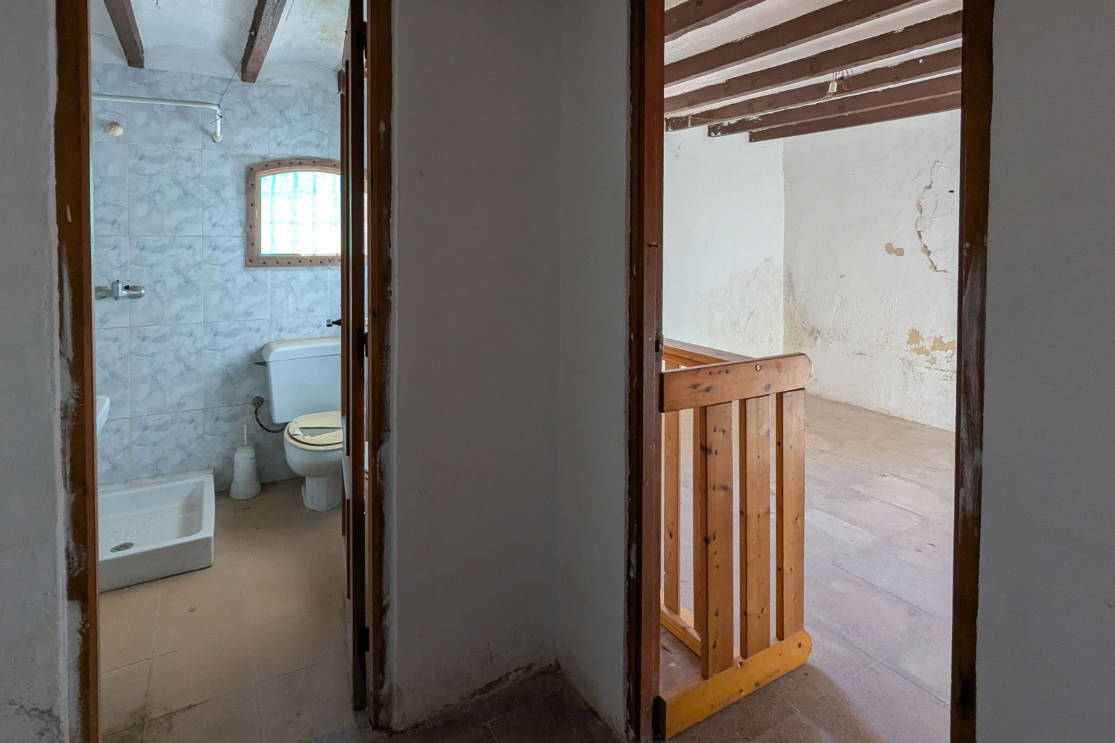 8307TEL Rustieke halfvrijstaande woning, te renoveren, met groot perceel te koop in Teulada.