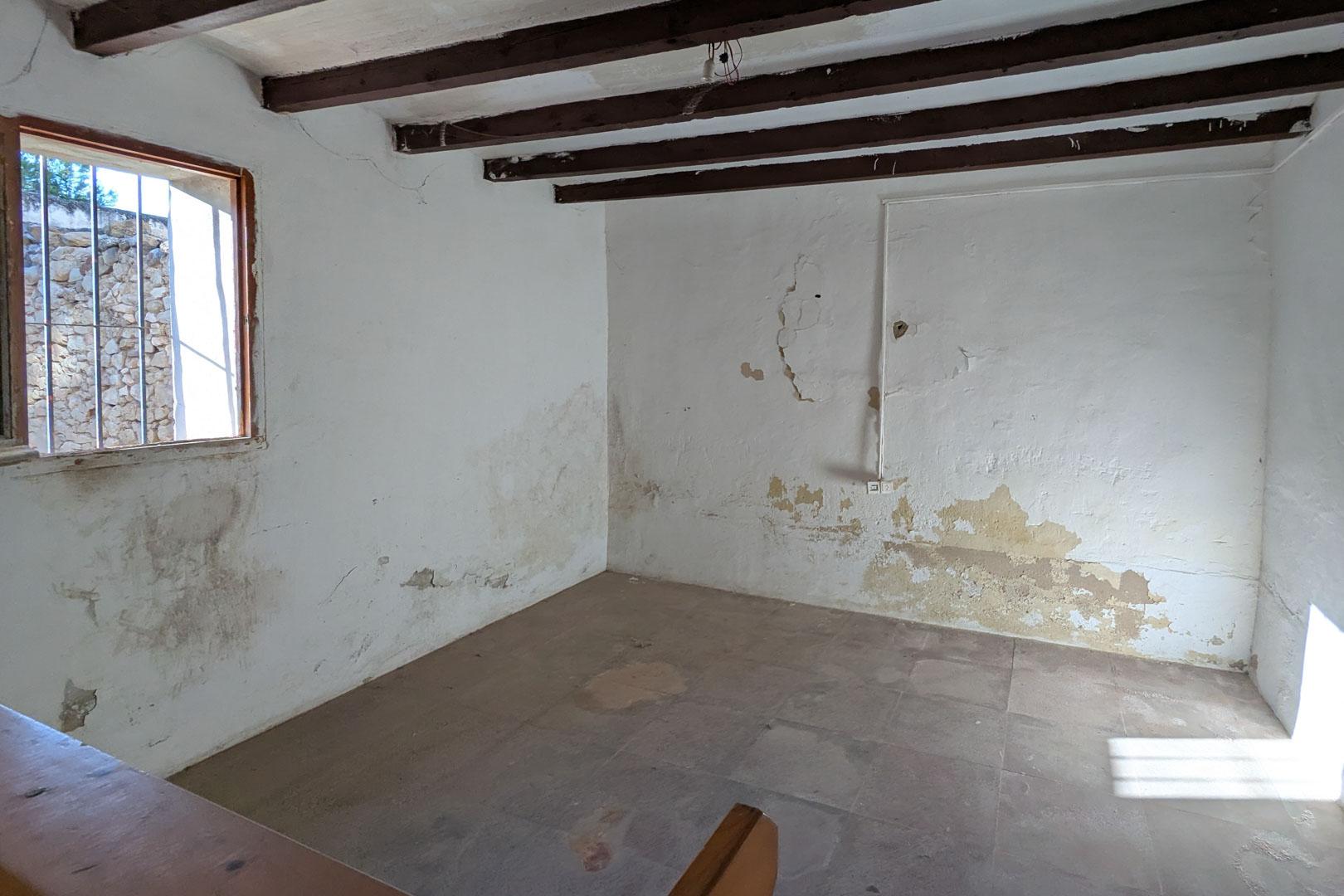 8307TEL Rustieke halfvrijstaande woning, te renoveren, met groot perceel te koop in Teulada.