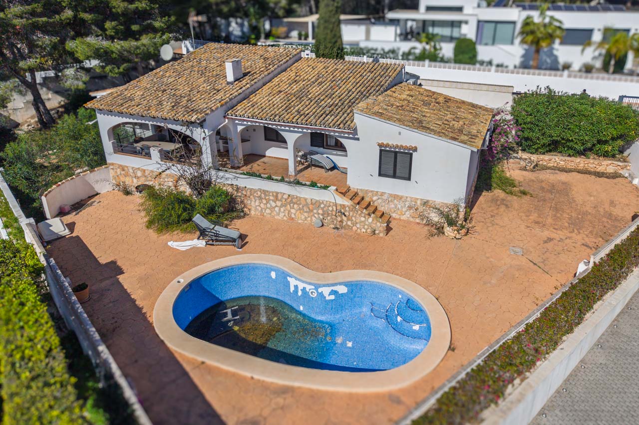 default 8318BEN Villa met renovatieproject en uitzicht op zee te koop in Benissa.