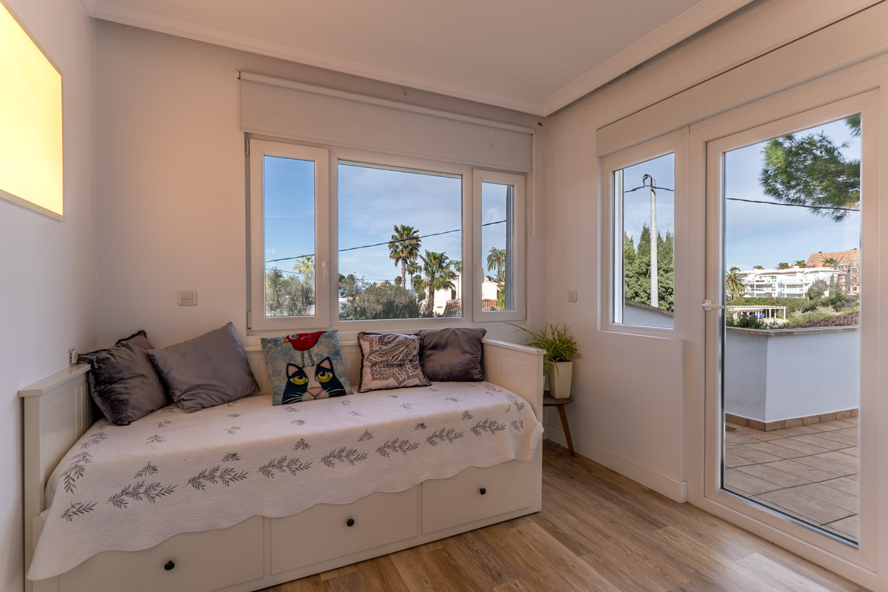 8325MOR-20 C4XY8326DEN Villa met zeezicht en vlakbij het strand te koop in Denia.