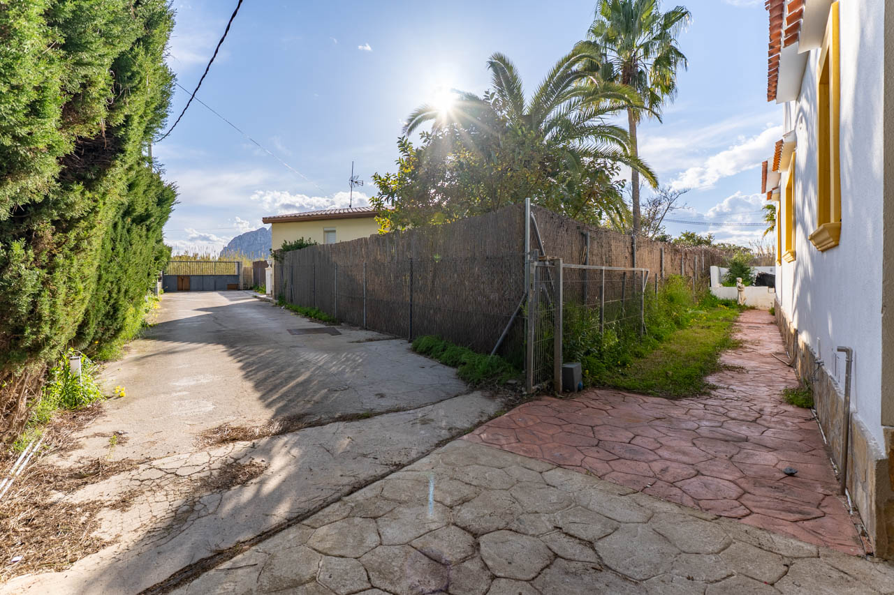 8325MOR-34 C4XY8326DEN Villa met zeezicht en vlakbij het strand te koop in Denia.