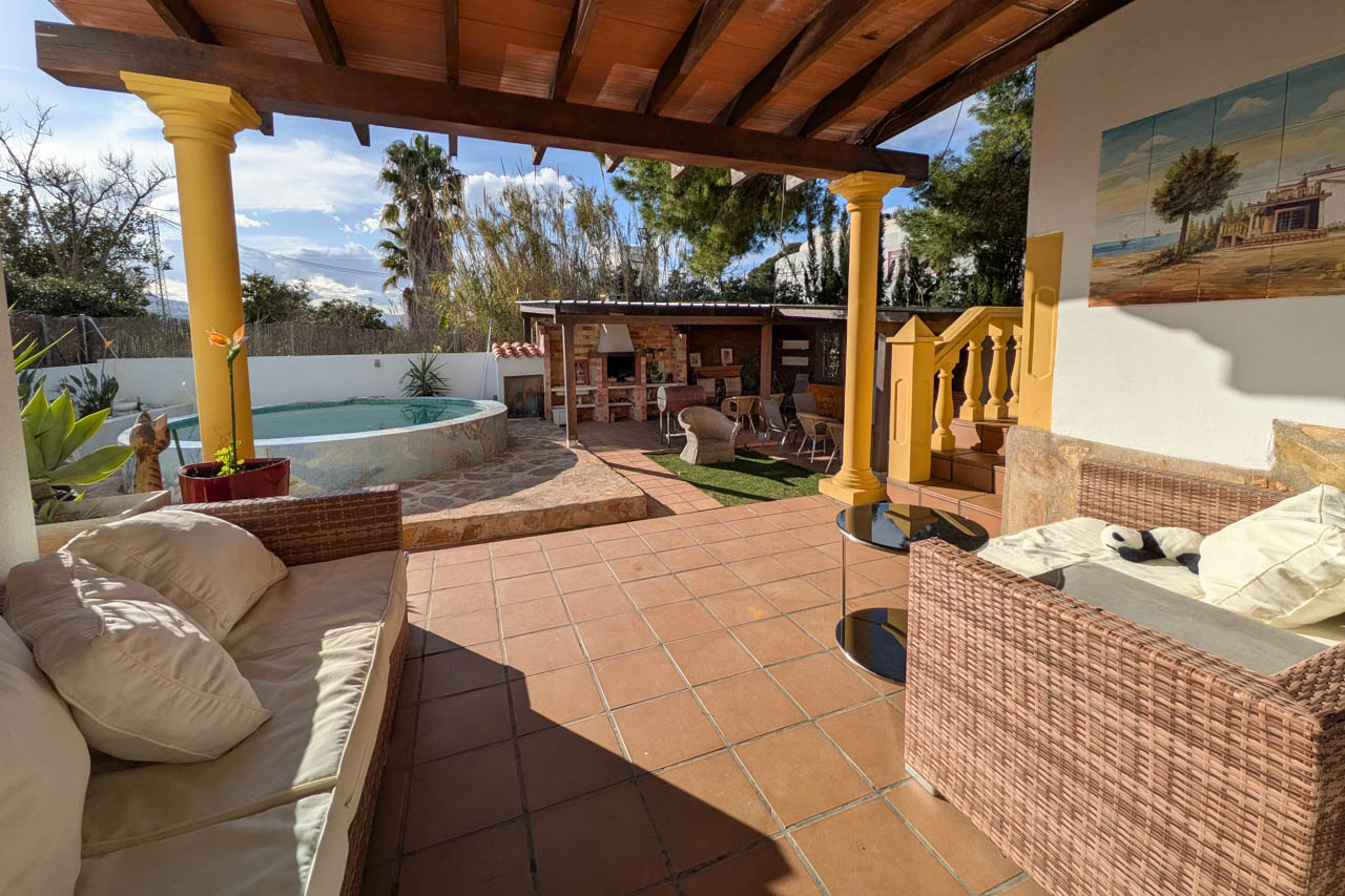8325MOR-37 C4XY8326DEN Villa met zeezicht en vlakbij het strand te koop in Denia.