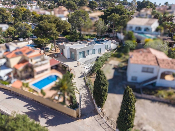 8329CAL Moderne villa, nog af te werken, te koop in Calpe.