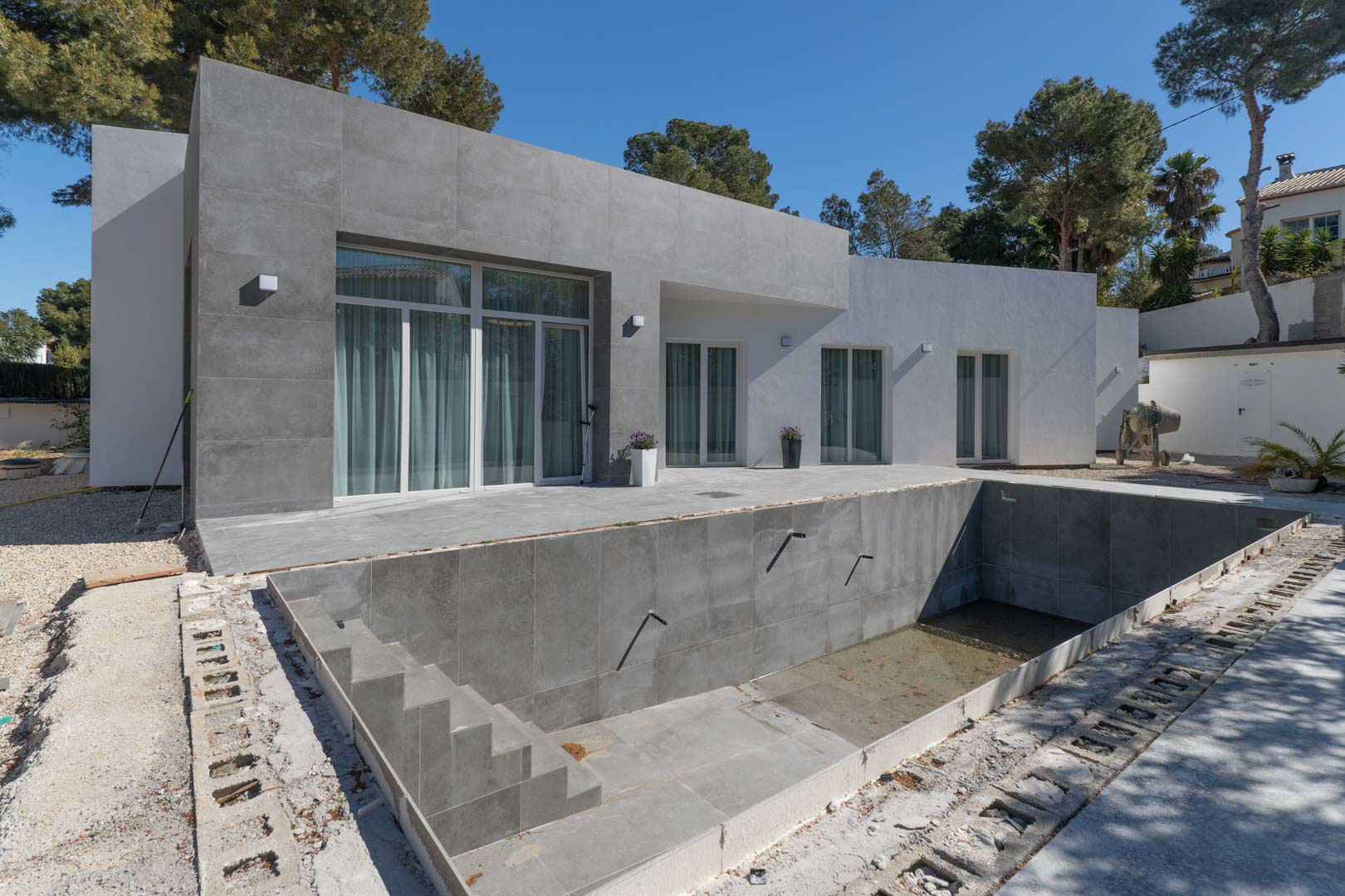 8329CAL Moderne villa, nog af te werken, te koop in Calpe.