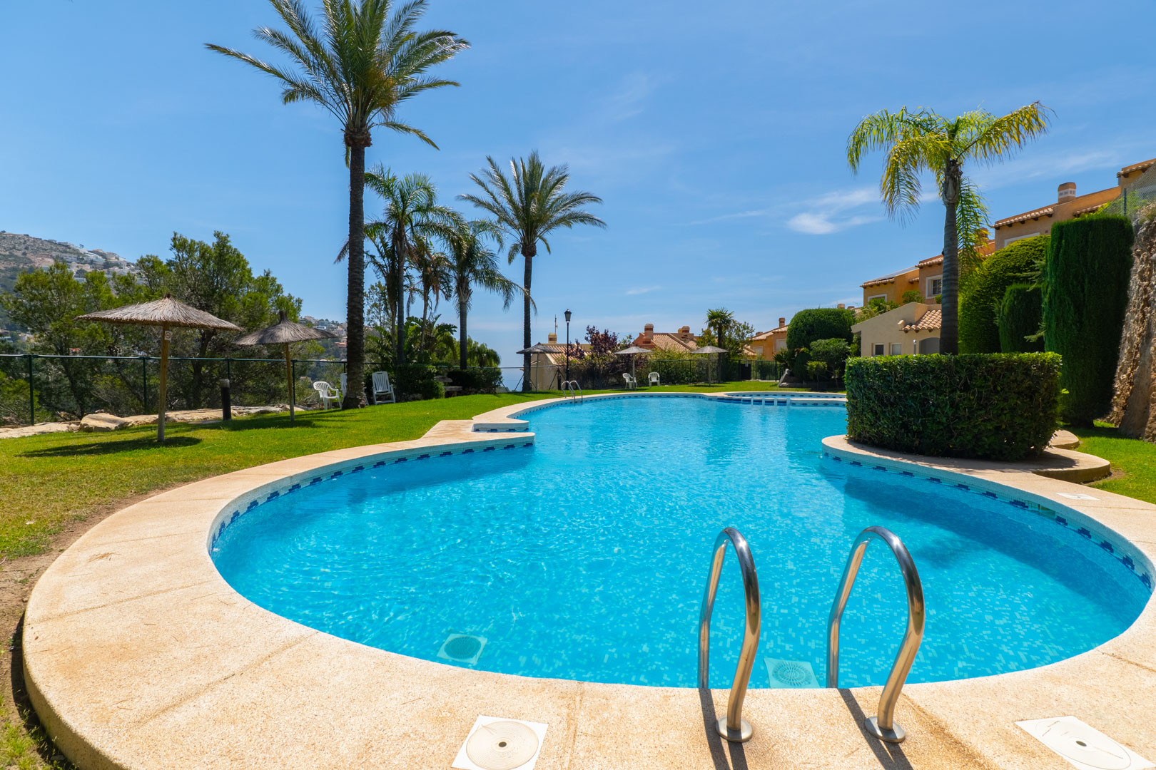8335ALT_070 C4XY8335ALT Geschakelde woning met zeezicht te koop in Altea Hills