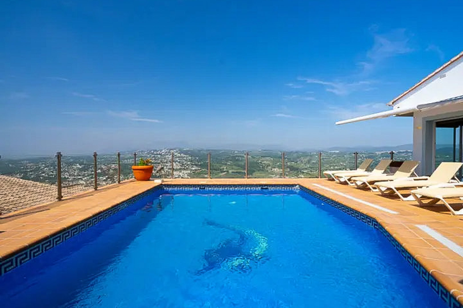 9001MOR-23 9001MOR Villa met zwembad en zeezicht te koop in Moraira.