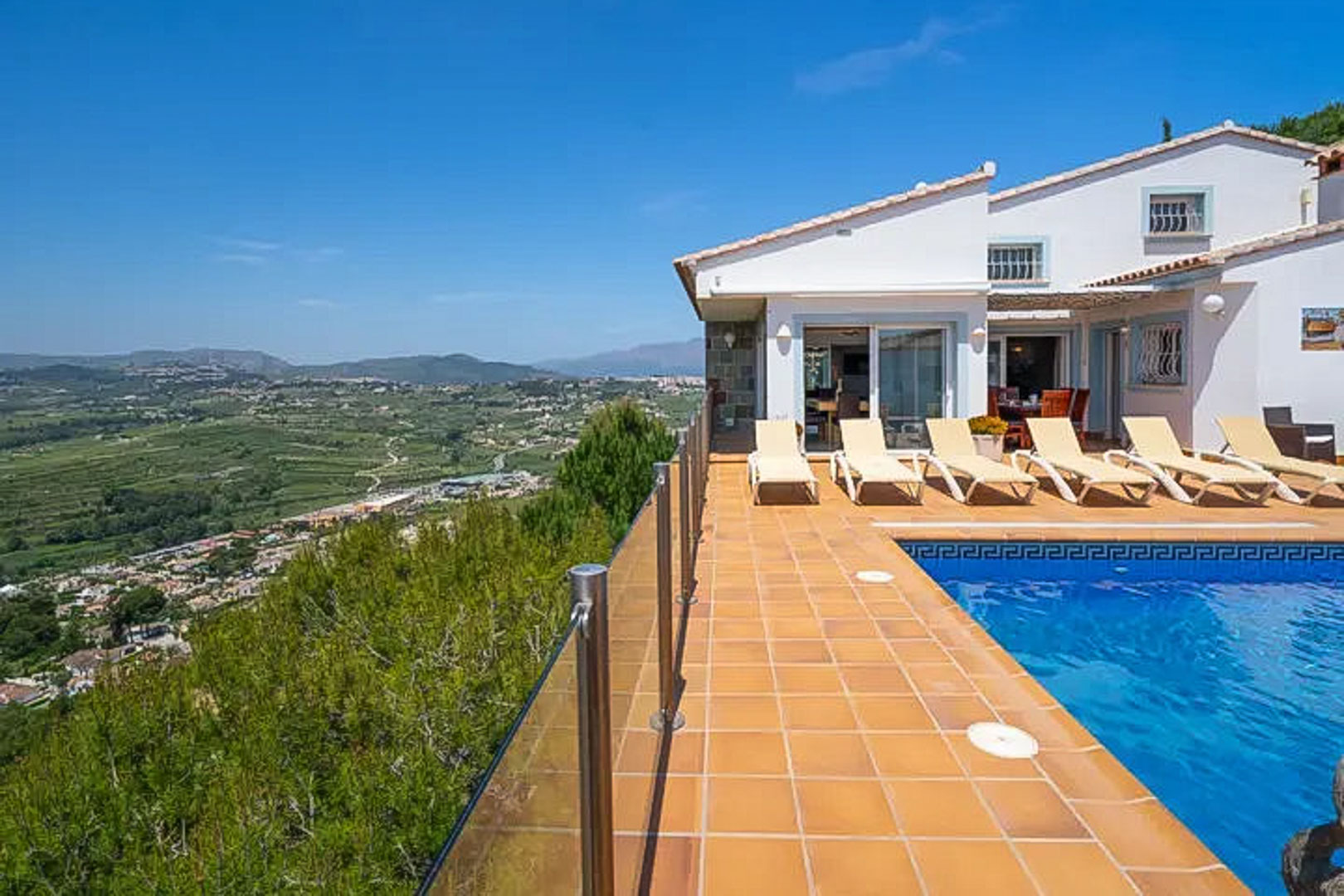 9001MOR-25 9001MOR Villa met zwembad en zeezicht te koop in Moraira.