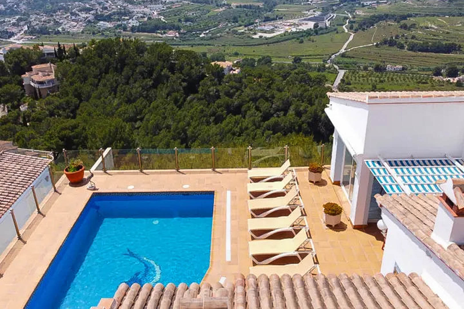 9001MOR-3 9001MOR Villa met zwembad en zeezicht te koop in Moraira.